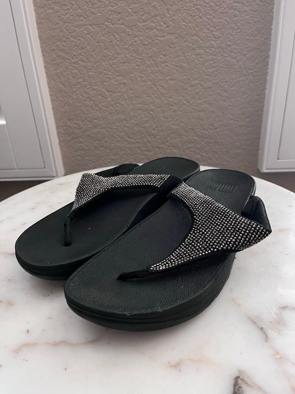 Fitflop Women’s Black Rhinestone Sandals 6 Platform Thong Metallic Lightweight